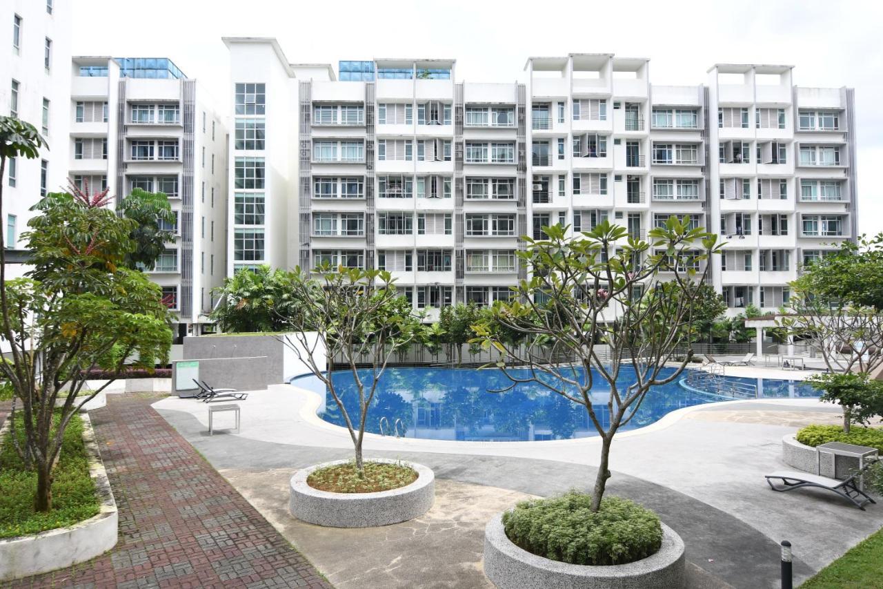 Mount Austin Midori 8 Pax Free Wi-fi 500mbps Netflix Pangsapuri